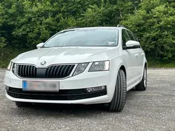 Weiß Gebraucht 2020 Skoda Octavia Kombi | 10.900 €