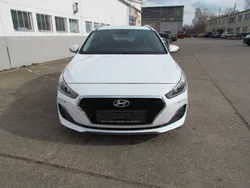 Weiß Gebraucht 2020 Hyundai i30 Trend Kombi | 15.350 € (Guter Preis)