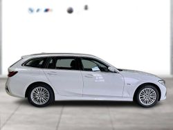 Weiß Gebraucht 2022 BMW 320e Luxury Line Kombi | 29.200 € (Fairer Preis)