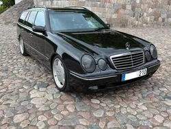 Schwarz Gebraucht 2002 Mercedes E320 Avantgarde Limousine | 7.865 €