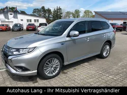Silber Gebraucht 2021 Mitsubishi Outlander P-HEV Basis SUV | 23.900 € (Fairer Preis)