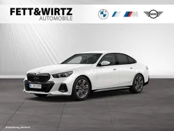 Mineralweiß metallic Neu 2025 BMW 520 M Sport Limousine | 61.490 € (Fairer Preis)