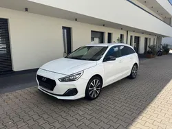 Weiß Gebraucht 2020 Hyundai i30 Premium Kombi | 10.591 € (Superpreis)