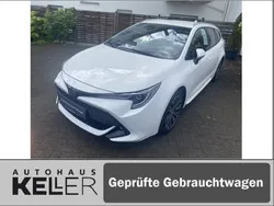 Schneeweiß Gebraucht 2021 Toyota Corolla Team Kombi | 21.490 € (Fairer Preis)