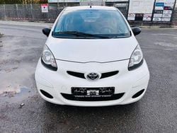 Weiß Gebraucht 2012 Toyota Aygo Basis Kleinwagen | 2.799 € (Guter Preis)