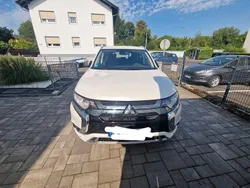 Weiß Gebraucht 2021 Mitsubishi Outlander P-HEV SUV | 22.600 € (Guter Preis)