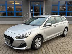 Platinum silver / mic Gebraucht 2018 Hyundai i30 Pure Kombi | 11.400 € (Fairer Preis)