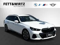 Mineralweiß metallic Gebraucht 2025 BMW 520 M Sport Kombi | 53.900 € (Superpreis)