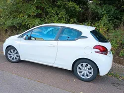 Weiß Gebraucht 2018 Peugeot 208 Active Kleinwagen | 8.450 € (Fairer Preis)