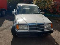 Silber Gebraucht 1990 Mercedes E230 Limousine | 10.500 €