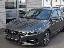 Grau Gebraucht 2024 Hyundai i30 Trend Limousine | 18.980 € (Guter Preis)