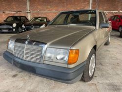 Beige Gebraucht 1987 Mercedes 200 Limousine | 1.999 €