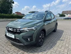 Grün Neu 2025 Dacia Sandero Expression Kleinwagen | 22.980 € (Etwas zu teuer)