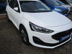 Weiß Gebraucht 2022 Ford Focus Titanium Limousine | 20.990 € (Guter Preis)