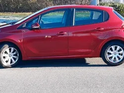 Rot Gebraucht 2017 Peugeot 208 Kleinwagen | 6.800 € (Fairer Preis)