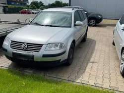 Silber Gebraucht 2001 VW Passat Kombi | 700 €