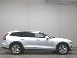 Weiss Gebraucht 2022 Volvo V60 CC Kombi | 25.980 € (Guter Preis)