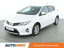 Weiß Gebraucht 2015 Toyota Auris Hybrid Edition Limousine | 12.630 € (Fairer Preis)