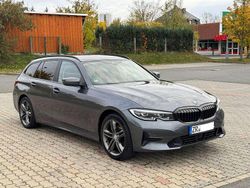 Grau Gebraucht 2021 BMW 320 Advantage Kombi | 21.500 €