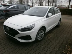 Weiß Neu 2024 Hyundai i30 Comfort Limousine | 20.990 € (Fairer Preis)