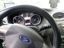 Blau Gebraucht 2010 Ford Focus Kombi | 2.200 € (Fairer Preis)