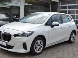 Weiß Gebraucht 2022 BMW 218 Active Tourer Performance Van / Kleinbus | 23.995 €
