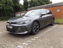 Grau Gebraucht 2024 VW Passat Elegance Kombi | 41.700 € (Fairer Preis)