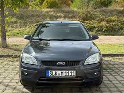 Grau Gebraucht 2006 Ford Focus Style Limousine | 2.700 € (Fairer Preis)