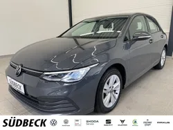 Grau Gebraucht 2021 VW Golf VIII Life Limousine | 20.780 € (Etwas zu teuer)