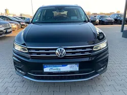 Deep black perleffekt Gebraucht 2018 VW Tiguan Allspace Highline SUV | 16.999 €