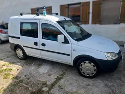 Weiß Gebraucht 2009 Opel Combo Van / Kleinbus | 1.990 €