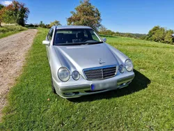 Silber Gebraucht 2001 Mercedes E220 Classic Limousine | 3.350 €