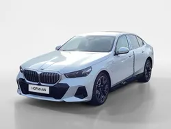 Mineralweiß metallic Neu 2025 BMW 530e M Sport Limousine | 65.340 € (Etwas zu teuer)