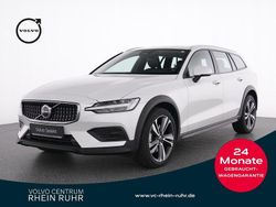 Crystal white pearl / metallic Gebraucht 2023 Volvo V60 CC Plus Kombi | 35.990 € (Guter Preis)