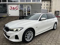 Weiß Gebraucht 2022 BMW 330e Sport Line Limousine | 26.999 € (Fairer Preis)