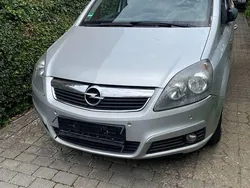 Grau Gebraucht 2006 Opel Zafira Cosmo Van / Kleinbus | 1.750 € (Fairer Preis)