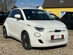 Weiß Gebraucht 2022 Fiat 500e Icon Limousine | 14.999 €