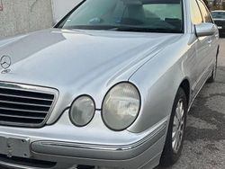 Silber Gebraucht 2001 Mercedes E240 Elegance Limousine | 3.299 € (Fairer Preis)