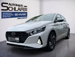 Polar white / sol Gebraucht 2021 Hyundai i20 Trend Limousine | 15.580 € (Fairer Preis)