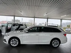 Weiß Gebraucht 2023 Skoda Octavia Style Kombi | 25.110 € (Fairer Preis)