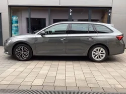 Graphite graumetallic (metallic) Gebraucht 2024 Skoda Octavia Selection Kombi | 32.950 € (Etwas zu teuer)