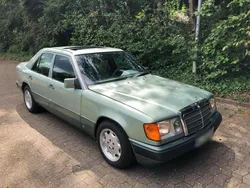 Grün Gebraucht 1989 Mercedes E230 Limousine | 7.900 €
