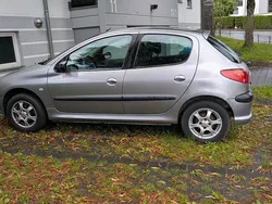 Silber Gebraucht 2005 Peugeot 206 Kleinwagen | 950 €