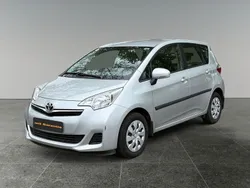 Silber Gebraucht 2012 Toyota Verso-S Cool Van / Kleinbus | 6.750 € (Fairer Preis)