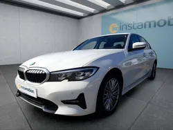 Weiß Gebraucht 2021 BMW 318 Sport Line Limousine | 27.899 € (Etwas zu teuer)