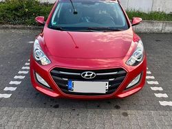 Rot Gebraucht 2016 Hyundai i30 Edition Kombi | 9.999 € (Fairer Preis)