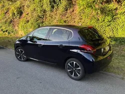 Blau Gebraucht 2018 Peugeot 208 Kleinwagen | 15.400 €