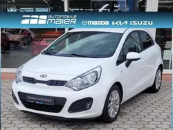 Weiß schneeweiss metallic Gebraucht 2014 Kia Rio FIFA World Cup Edition Limousine | 6.750 € (Fairer Preis)