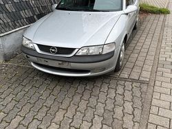 Grau Gebraucht 1998 Opel Vectra Limousine | 800 € (Teuer)