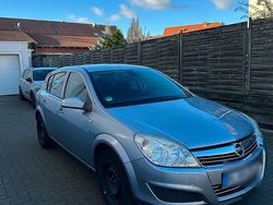 Grau Gebraucht 2009 Opel Astra Limousine | 3.150 € (Etwas zu teuer)